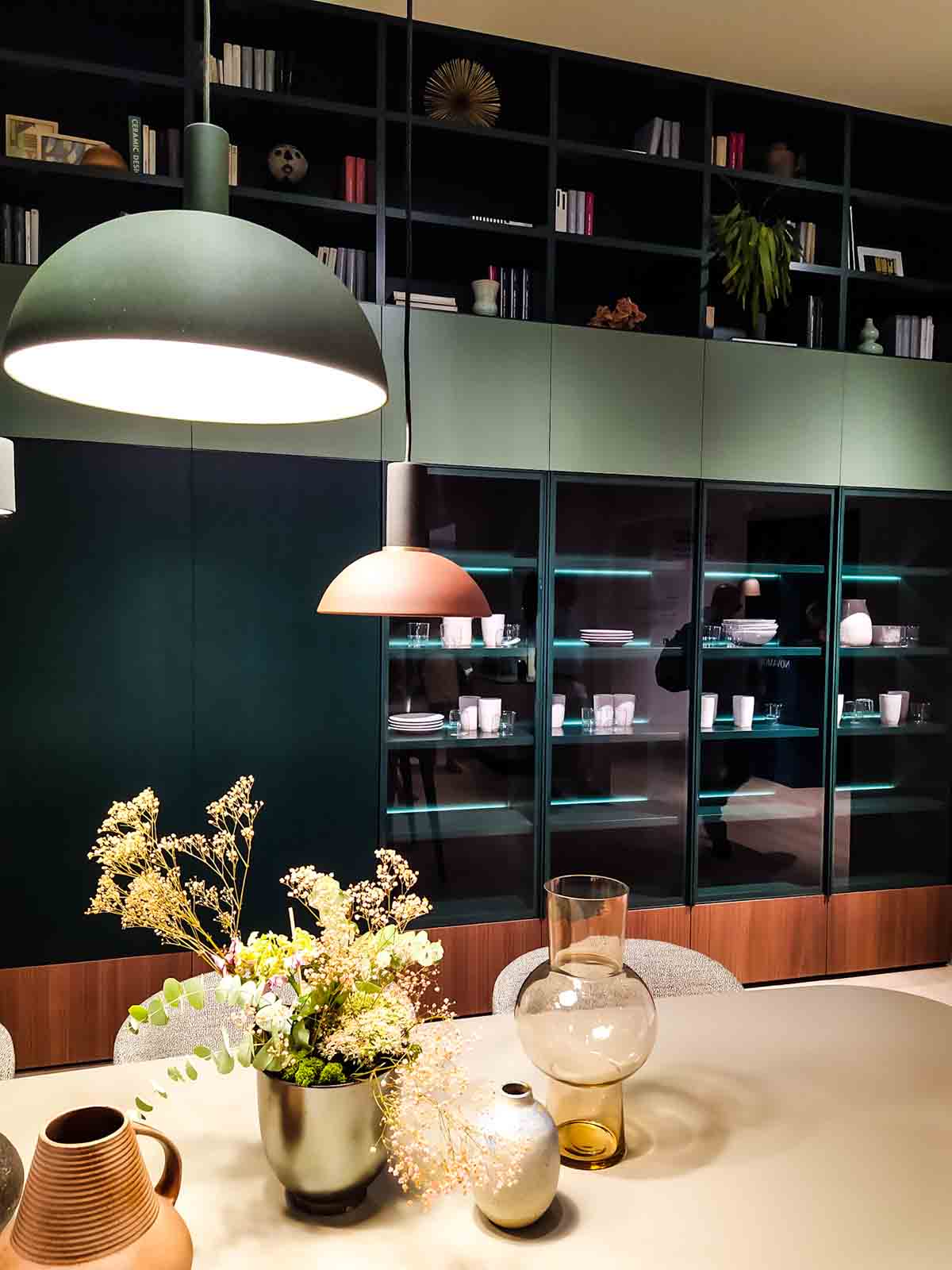 Visita de Mun interiorismo a Feria Habitat 2019 estanterias